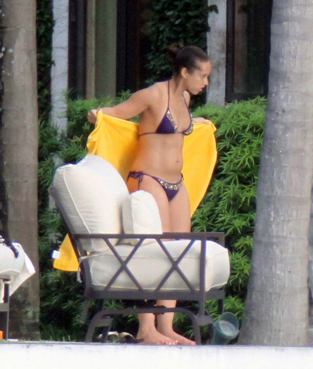 Alicia keys entblößt ihren sexy Körper und heißen Arsch im Bikini am Pool
 #75294975