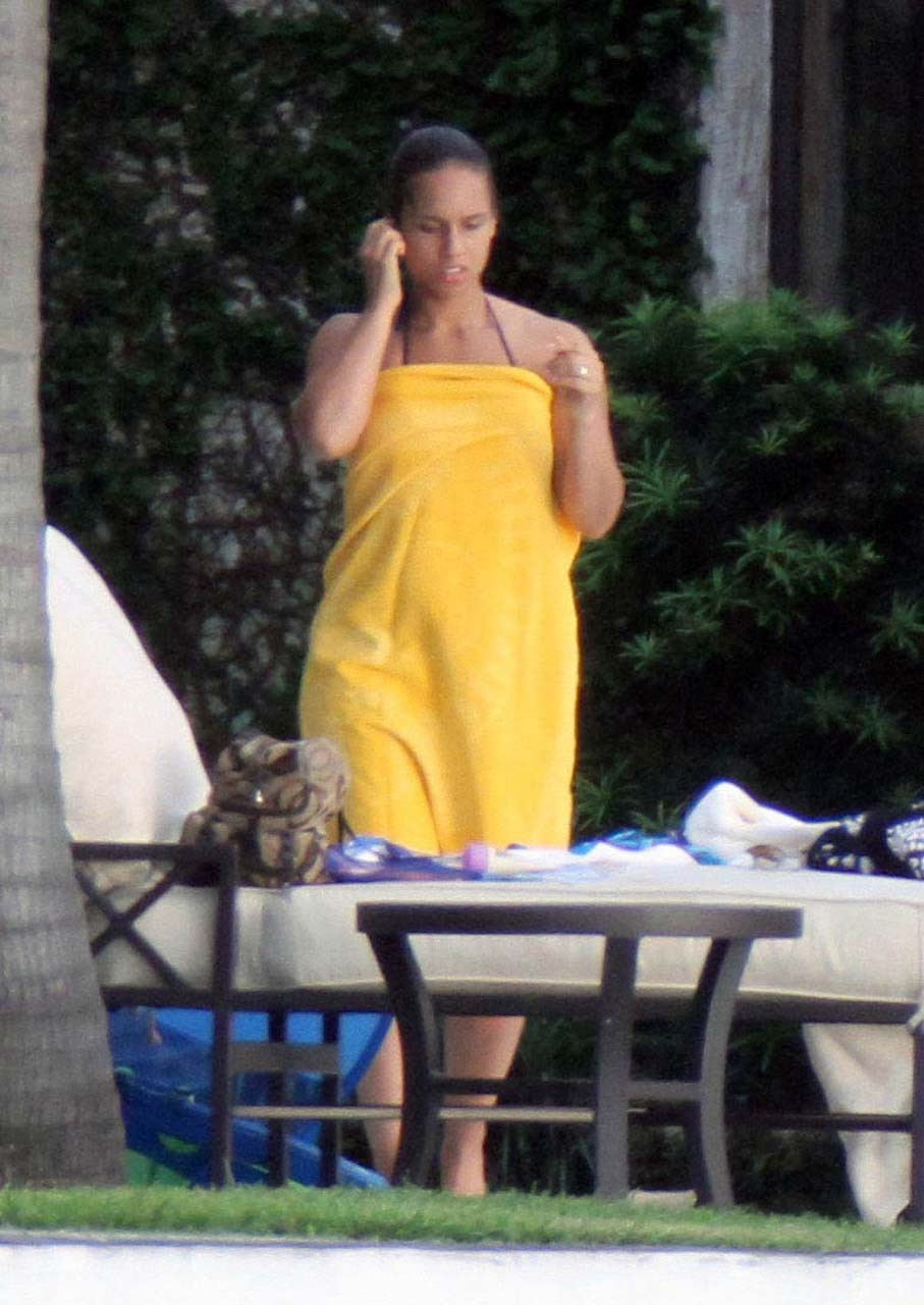Alicia Keys che espone il suo cazzo di corpo sexy e il culo caldo in bikini in piscina
 #75294981
