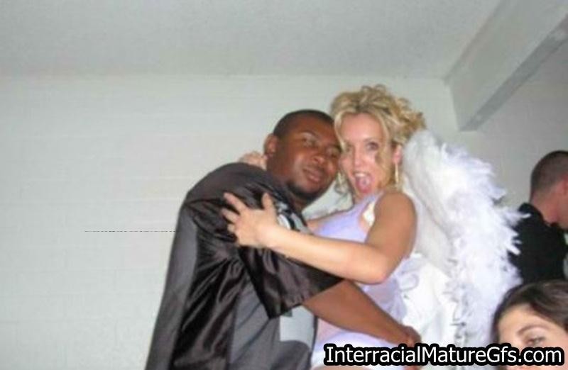 異人種間の成熟したガールフレンドが黒人のコックを取る
 #67208916