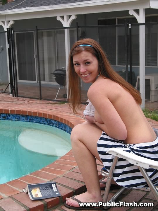 Une brune mignonne a été convaincue de poser nue devant un appareil photo public.
 #78626435