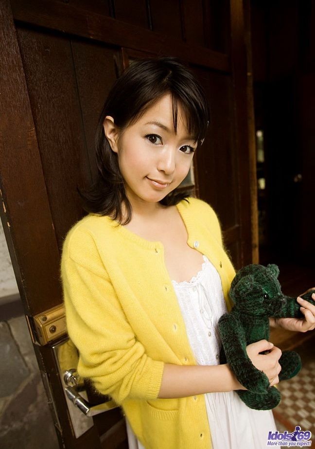 La beauté japonaise Nana Nanami en culotte montre sa chatte
 #69777991