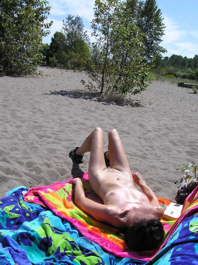 裸のビーチでポーズをとるパーキーバストのヌードガール
 #72250040