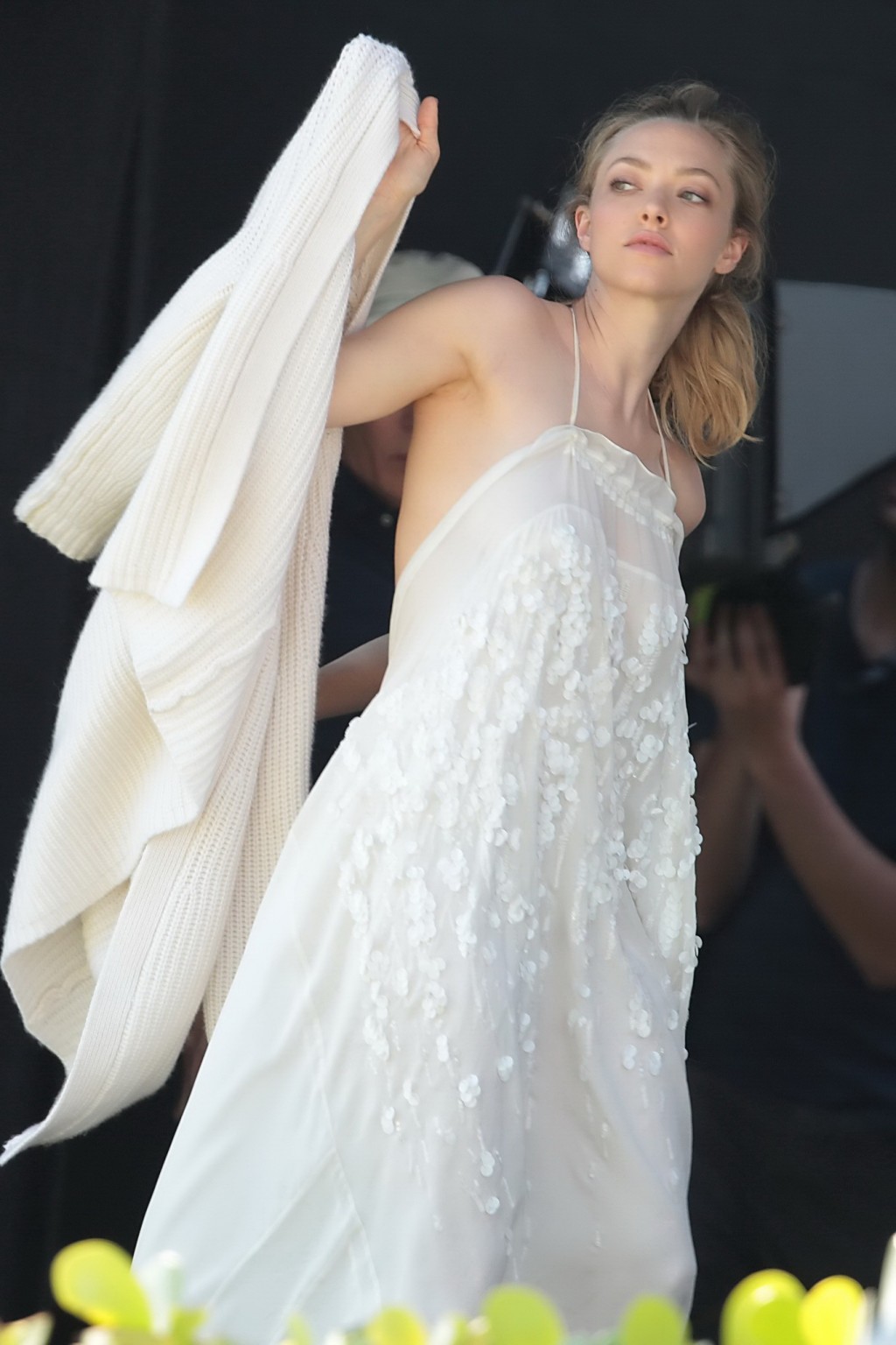 Amanda seyfried zeigt Brüste in weißem transparenten Nachthemd während der Dreharbeiten zu Video i
 #75172439