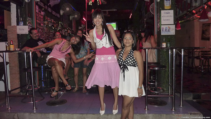 Les prostituées de Bangkok flirtent avec les touristes sexuels, baisent et sucent pour de l'argent de poche en Asie.
 #68237492