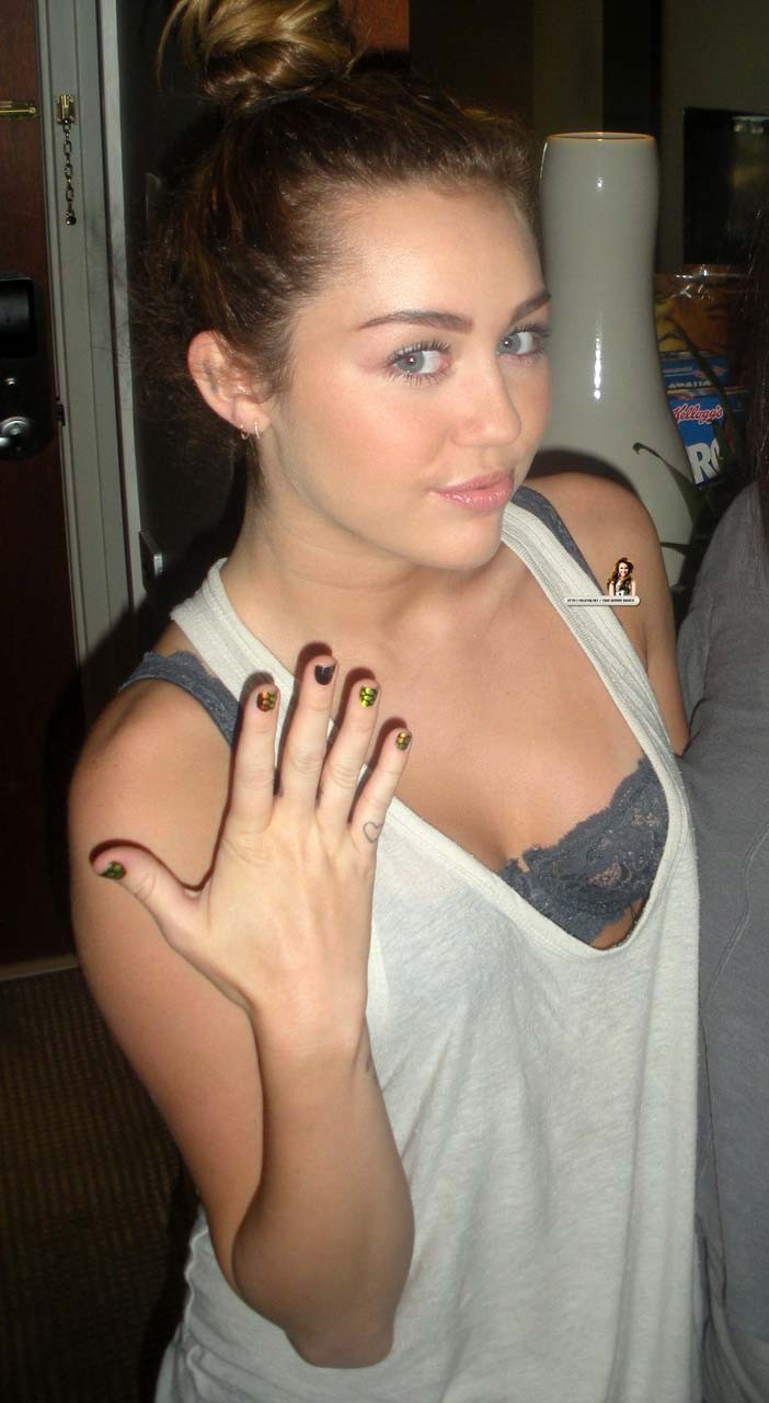 Miley cyrus se ve jodidamente sexy y caliente en sus fotos privadas
 #75297680