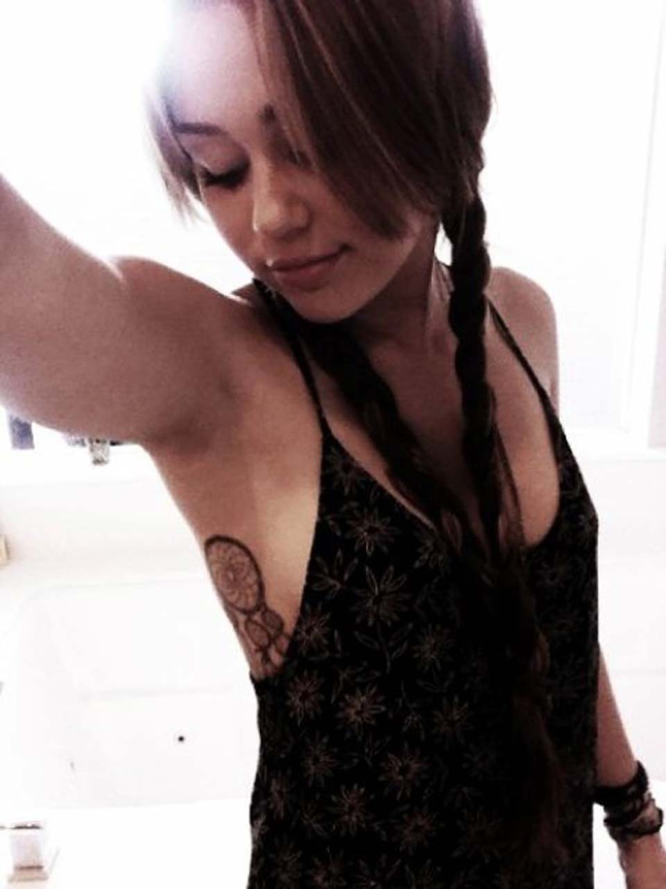Miley Cyrus guardando cazzo sexy e caldo sulle sue foto private
 #75297782