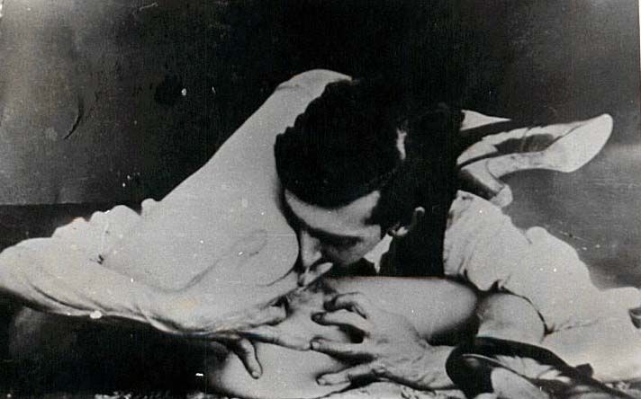 Amateur-Damen aus den 1930er Jahren schlürfen Schwanz in Oralsex-Bildern
 #76590882