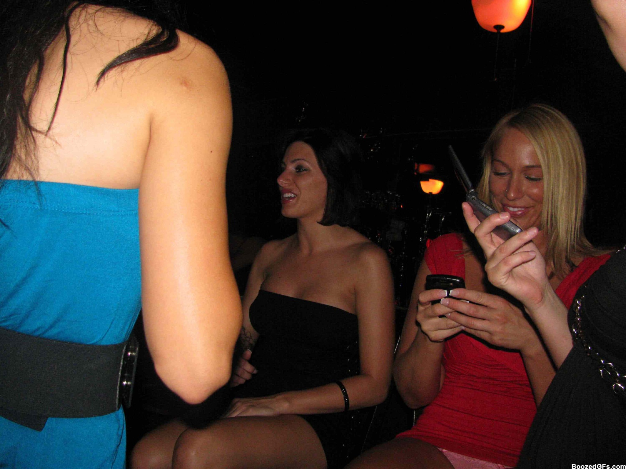 Strippers cachondos con pollas grandes follando con chicas en una fiesta
 #76401074