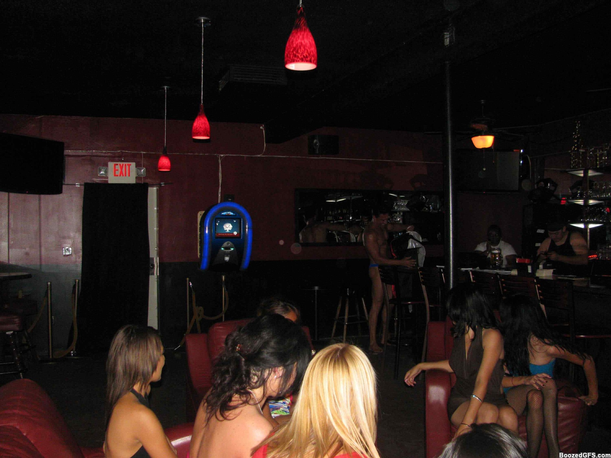 Strippers cachondos con pollas grandes follando con chicas en una fiesta
 #76401095