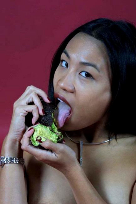 Puta asiática cachonda rellenando un puerro enorme
 #73273027