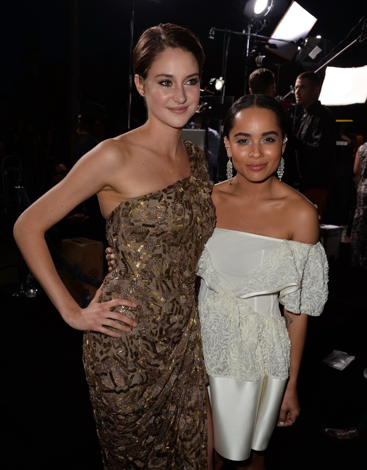 Shailene woodley sin sujetador con un vestido parcialmente transparente en la pr
 #75201976