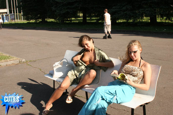 Flasher spreizt Beine, um zu zeigen, dass sie kein Höschen trägt
 #70372381