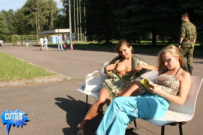 Flasher spreizt Beine, um zu zeigen, dass sie kein Höschen trägt
 #70372407