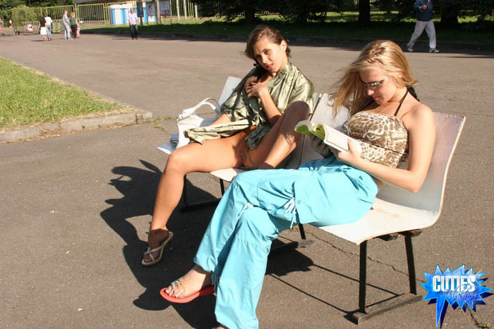 Flasher spreizt Beine, um zu zeigen, dass sie kein Höschen trägt
 #70372437