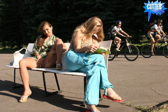 Flasher spreizt Beine, um zu zeigen, dass sie kein Höschen trägt
 #70372498