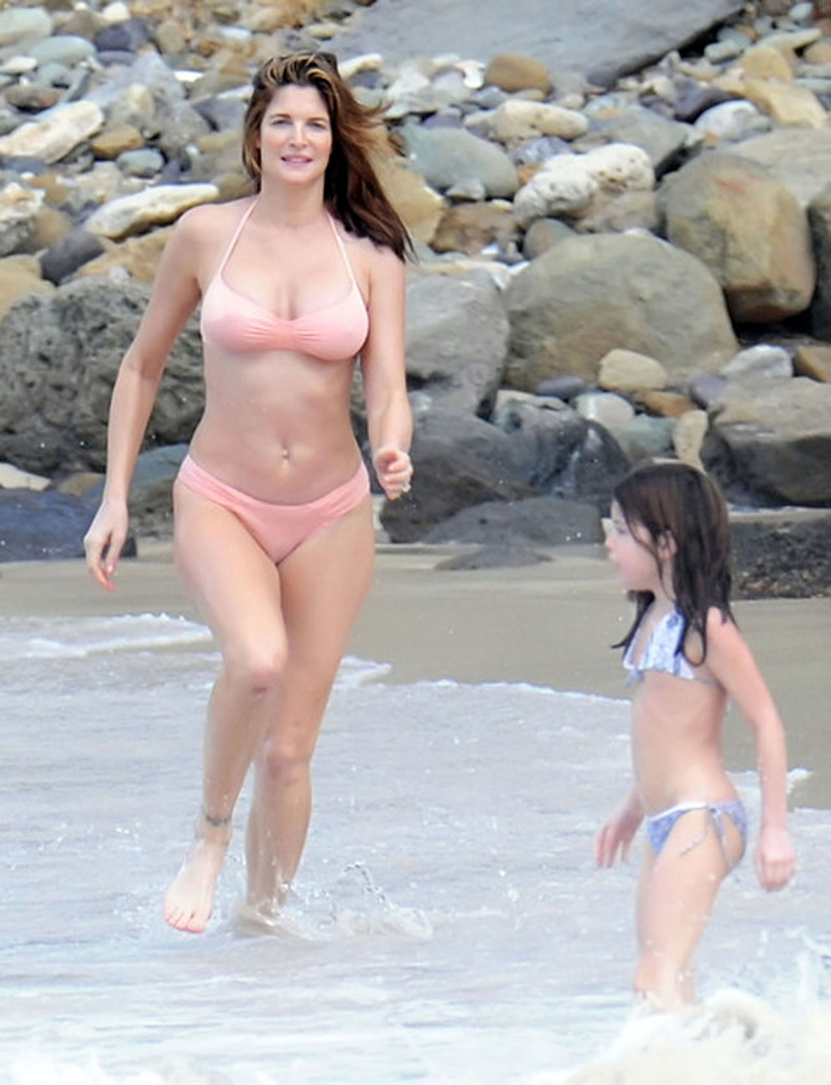 Stephanie Seymour entblößt sexy Körper und riesige Brüste im Bikini am Strand
 #75322308