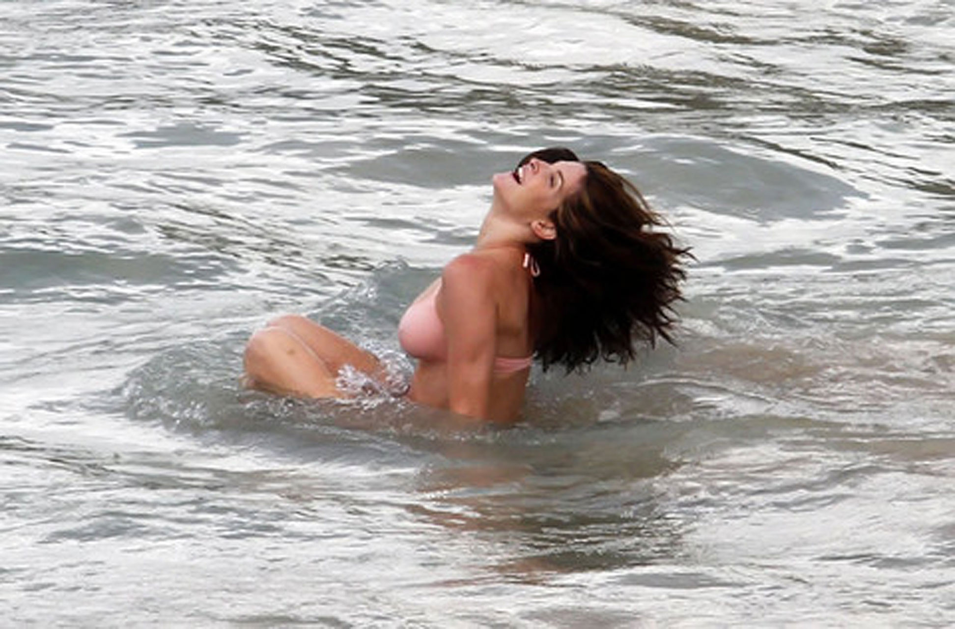 Stephanie seymour che espone il suo corpo sexy e le sue enormi tette in bikini sulla spiaggia
 #75322312