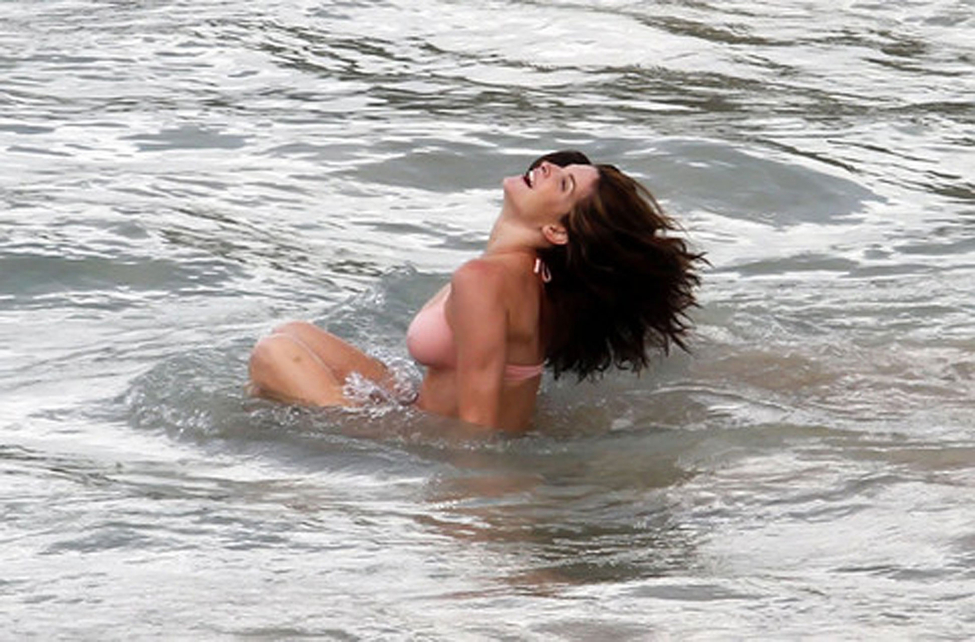 Stephanie seymour mostrando su cuerpo sexy y sus enormes tetas en bikini en la playa
 #75322312