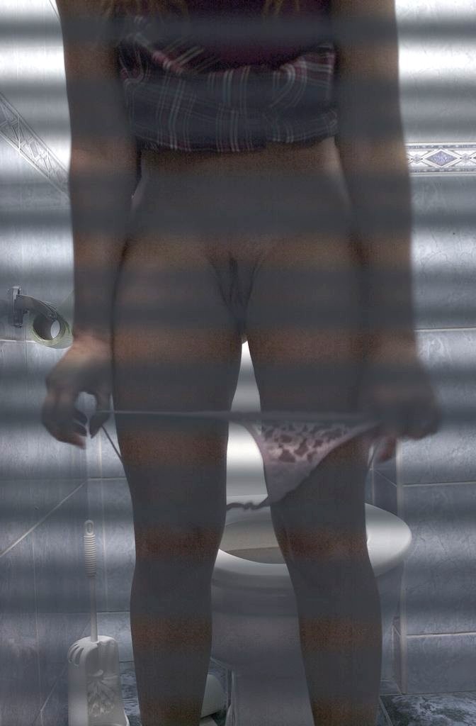 Voyeur sbircia la bionda carina beccata a fare pipì sulla telecamera spia del bagno
 #71654637