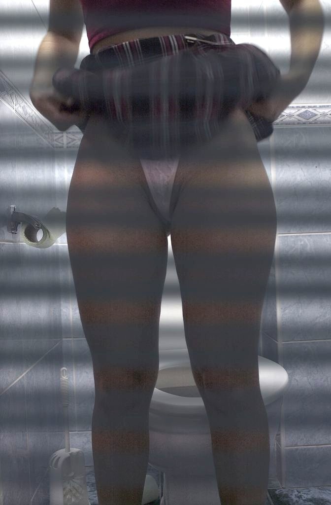 Voyeur sbircia la bionda carina beccata a fare pipì sulla telecamera spia del bagno
 #71654646