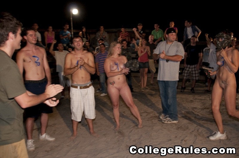 Des filles coquines apprécient le sexe entre filles à la fête de l'université.
 #74597293