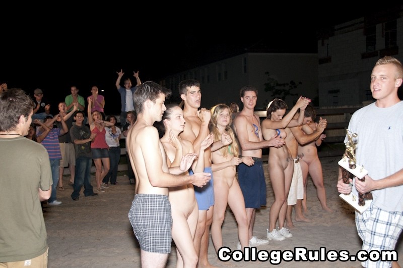 Freche Mädchen genießen Mädchen zu Mädchen Sex auf der College-Party
 #74597403