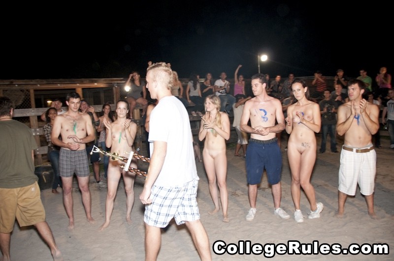 Des filles coquines apprécient le sexe entre filles à la fête de l'université.
 #74597409