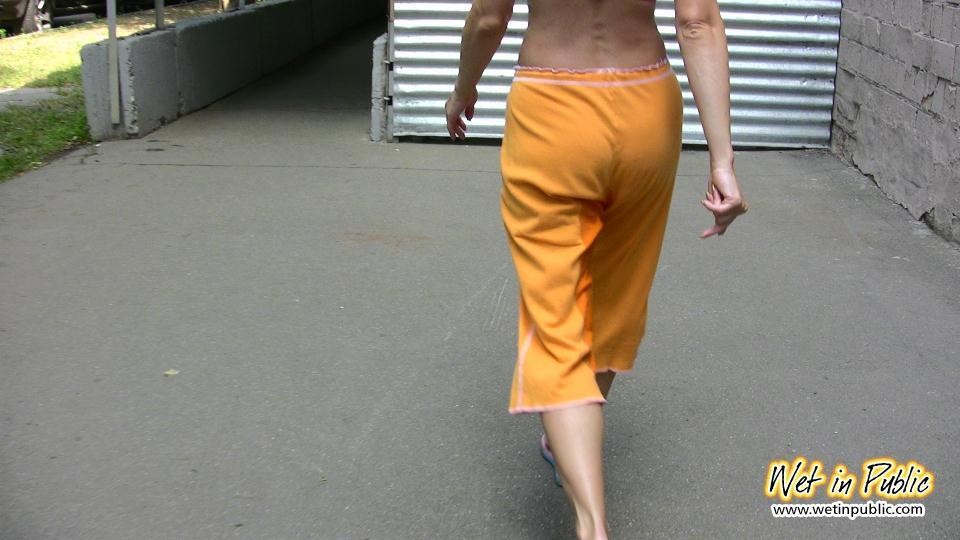 Linda amateur moja sus calzones naranjas camino a casa desde la playa
 #73239401