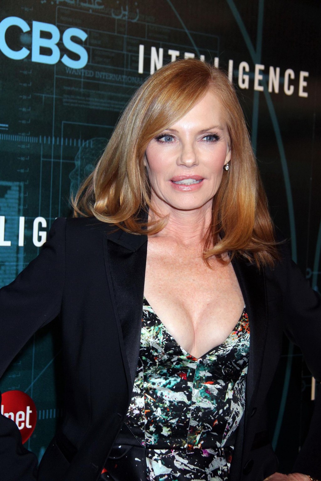 Marg helgenberger montre un énorme décolleté à la soirée d'avant-première de 'intelligence' de cnet
 #75207998