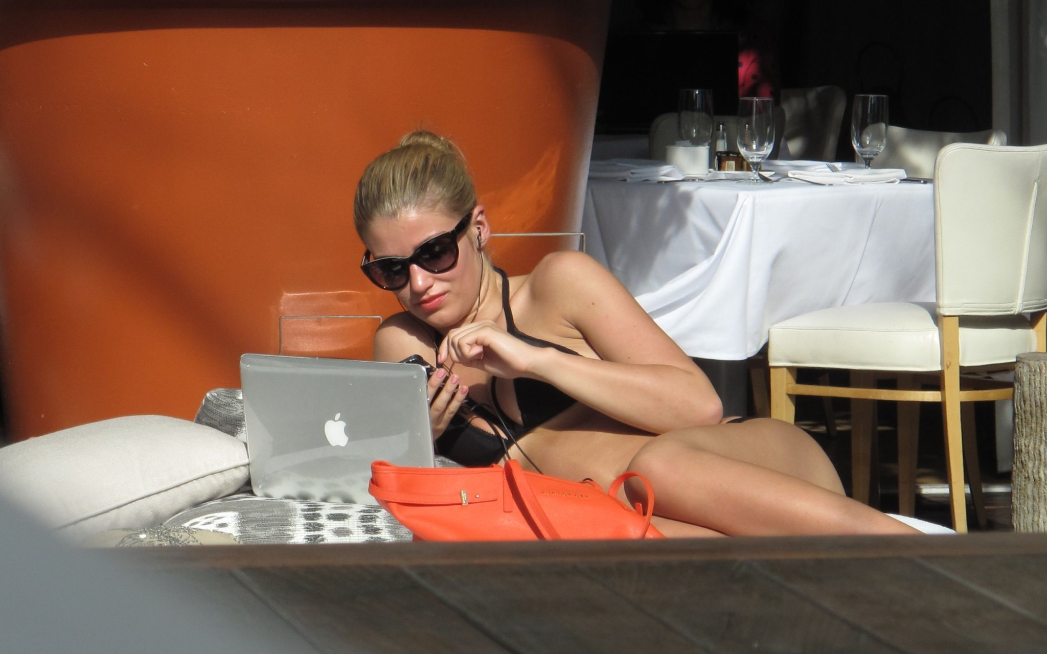 Amy Willerton in bikini nero che si abbronza a Los Angeles
 #75207042