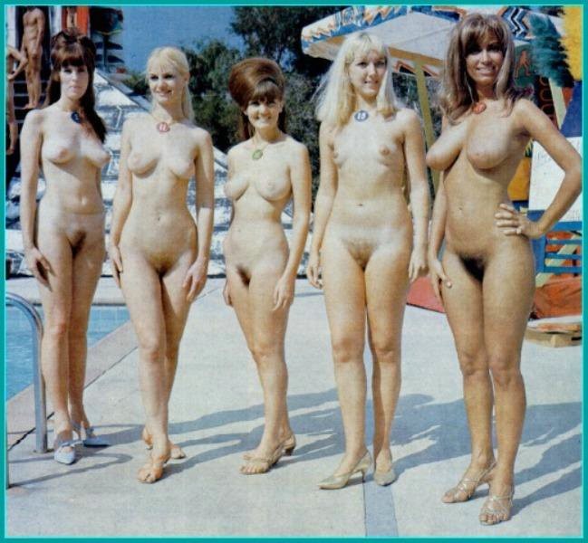 Nudista da spiaggia vintage che lampeggia in pubblico
 #72246192