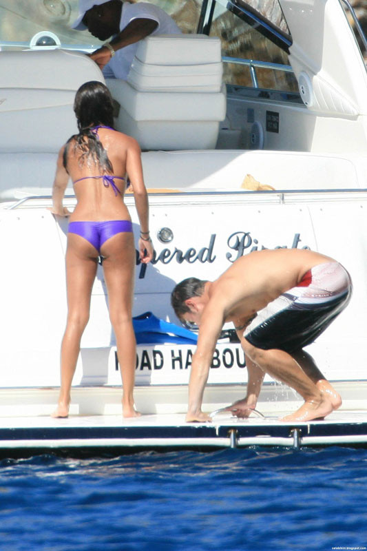 Celebrity Vanesa Minilo showing her sexy ass in tight bikini #75401399
