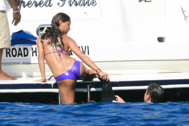 Celebrity Vanesa Minilo showing her sexy ass in tight bikini #75401404