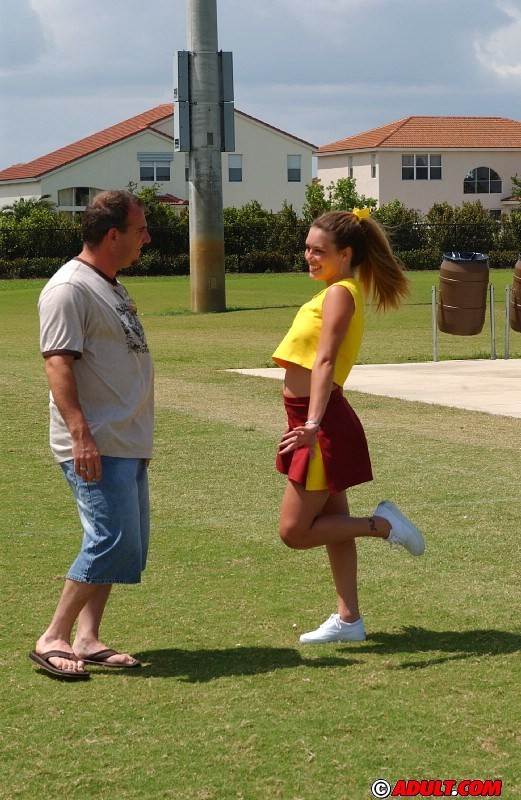 Animadora cachonda chupando la polla y recibiendo una corrida facial
 #75473258