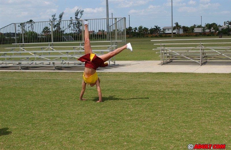 Animadora cachonda chupando la polla y recibiendo una corrida facial
 #75473269