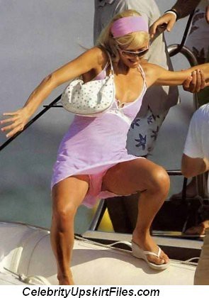 Paris Hilton montre sa culotte dans des photos de jupe haute prises par un voyeur.
 #75401666