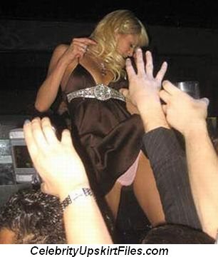 Paris Hilton mostrando mutandine in immagini upskirt voyeur sneaky
 #75401668