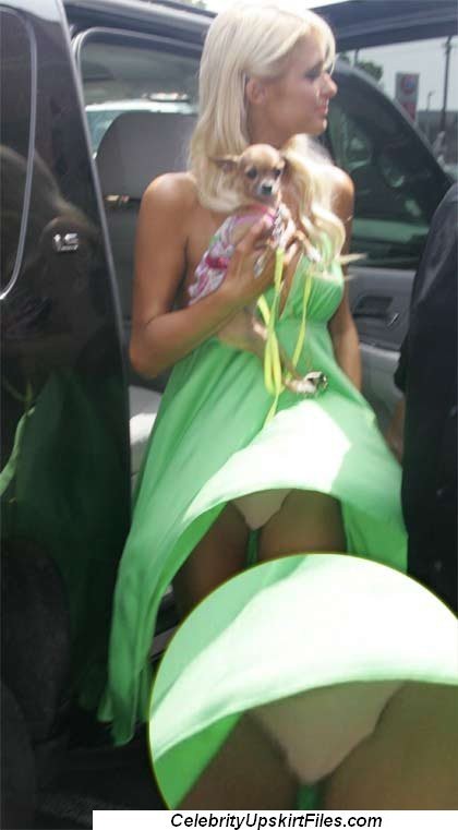 Paris Hilton mostrando mutandine in immagini upskirt voyeur sneaky
 #75401671