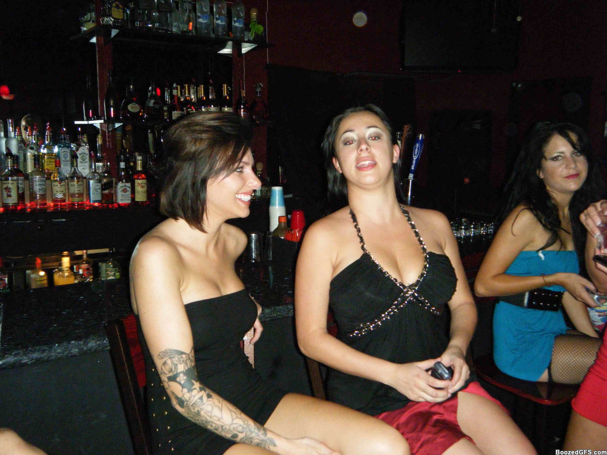Strippers cachondos con grandes pollas follando con chicas en una fiesta
 #76401927