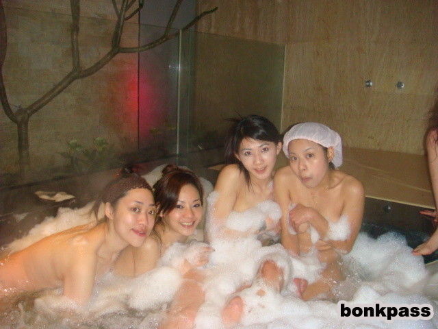 風呂場にいるたくさんの中国のガールフレンド
 #69872957