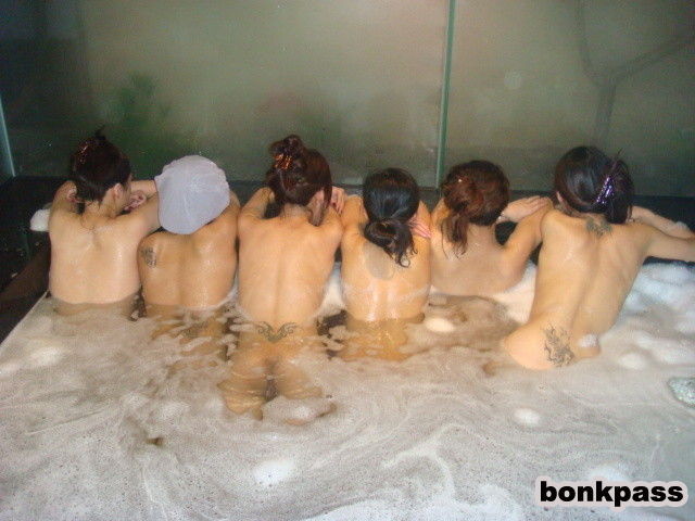 Plein de copines chinoises dans une salle de bain
 #69873011