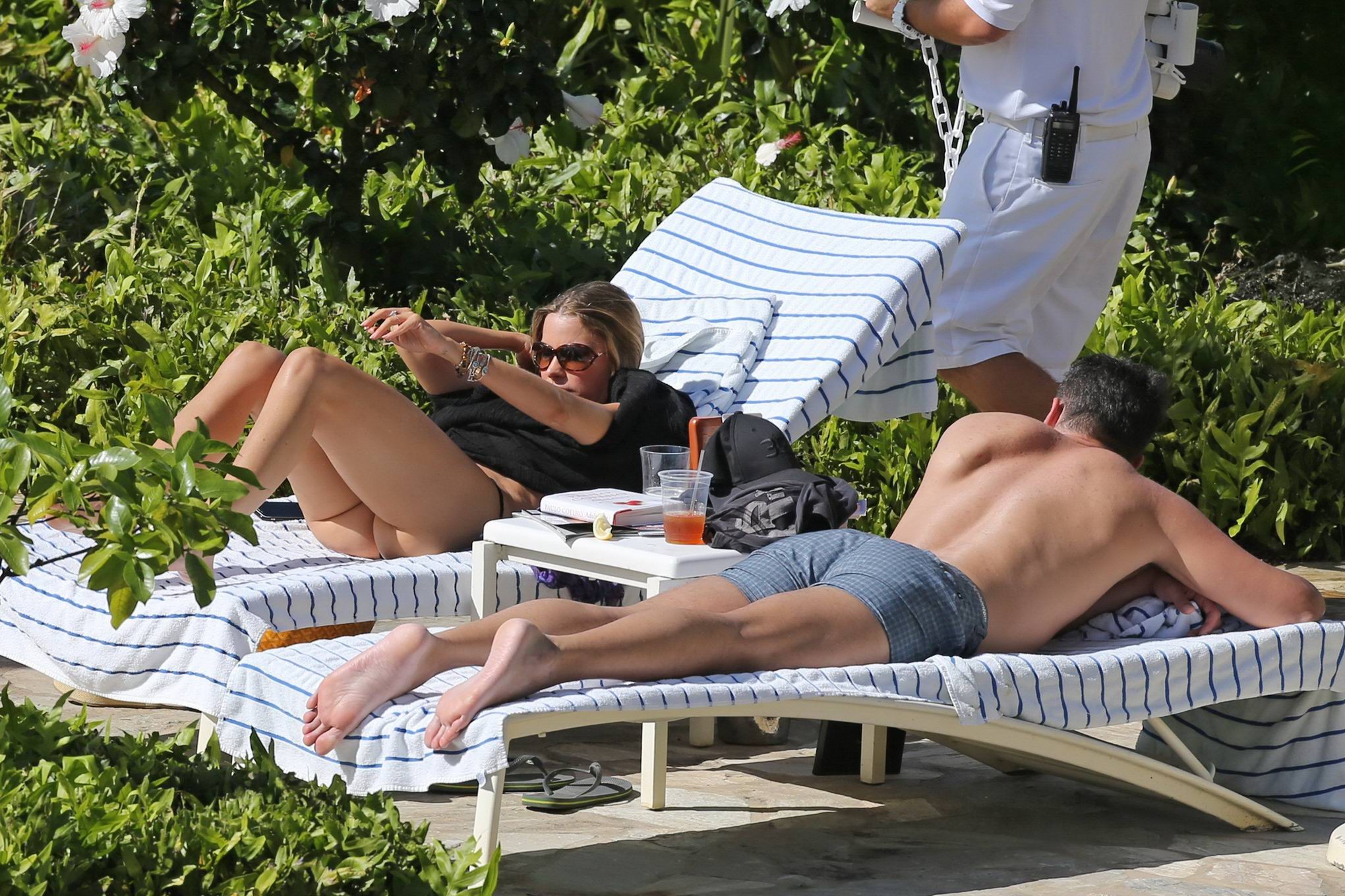 Sofia vergara montrant son cul juteux en bikini noir au bord d'une piscine à hawaii
 #75176675