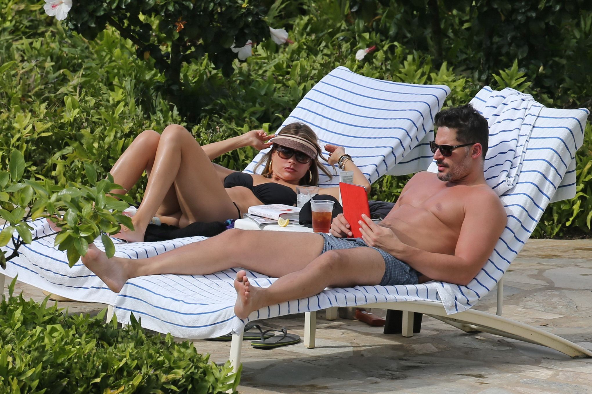 Sofia vergara zeigt ihren saftigen Arsch im schwarzen Bikini am Pool in Hawaii
 #75176904