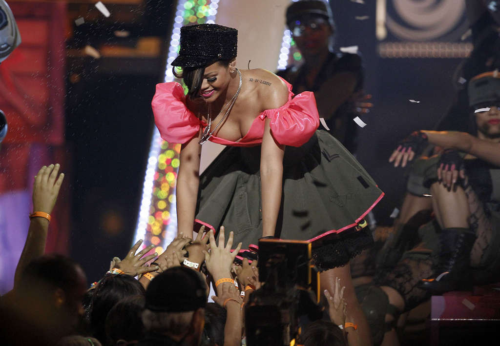 Rihanna muy leggy en mini falda paparazzi dispara y mostrando sus bonitas tetas grandes
 #75354761