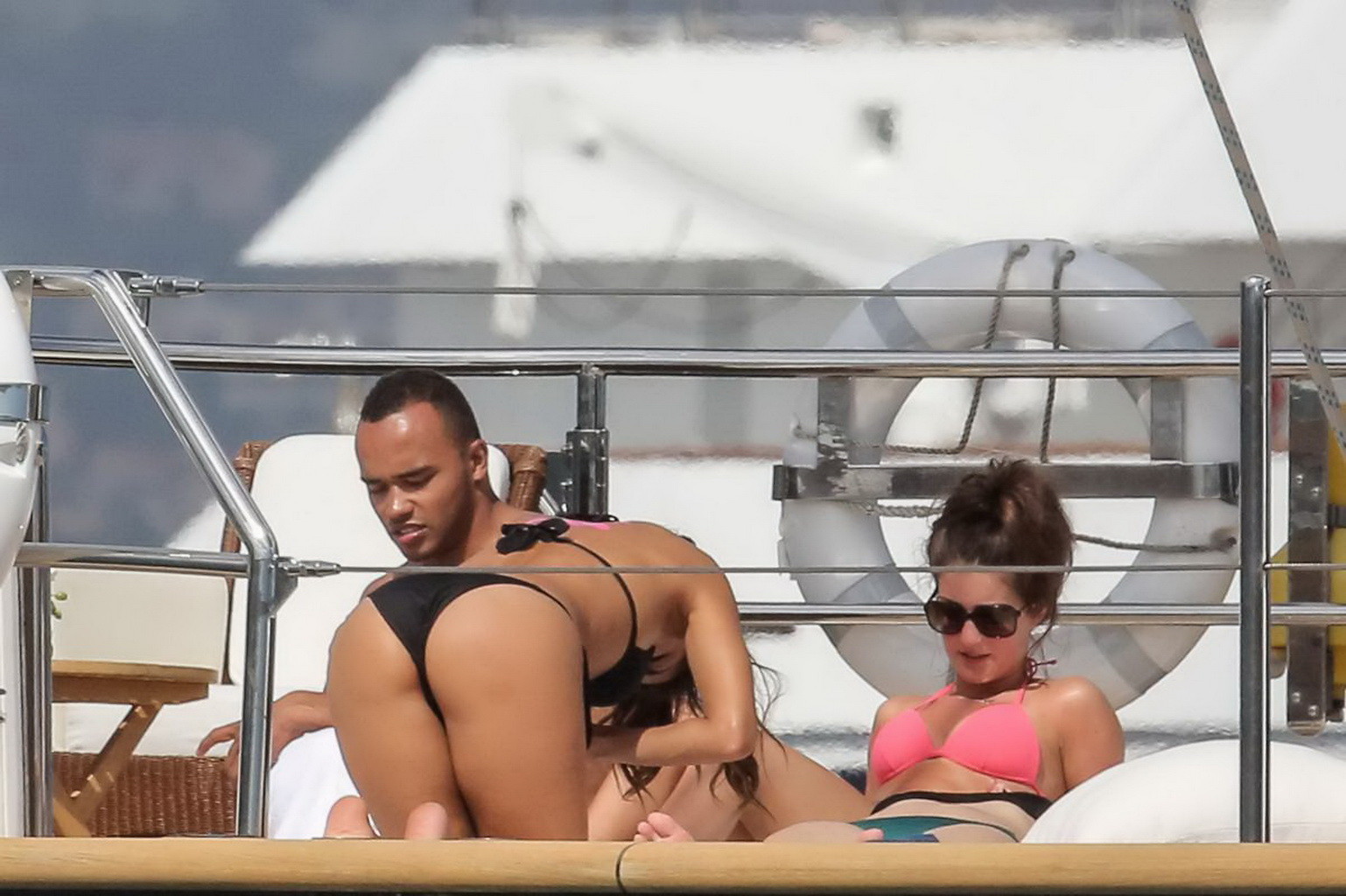 Nicole scherzinger zeigt ihren saftigen Arsch im schwarzen Bikini beim Stretching auf einer #75195538