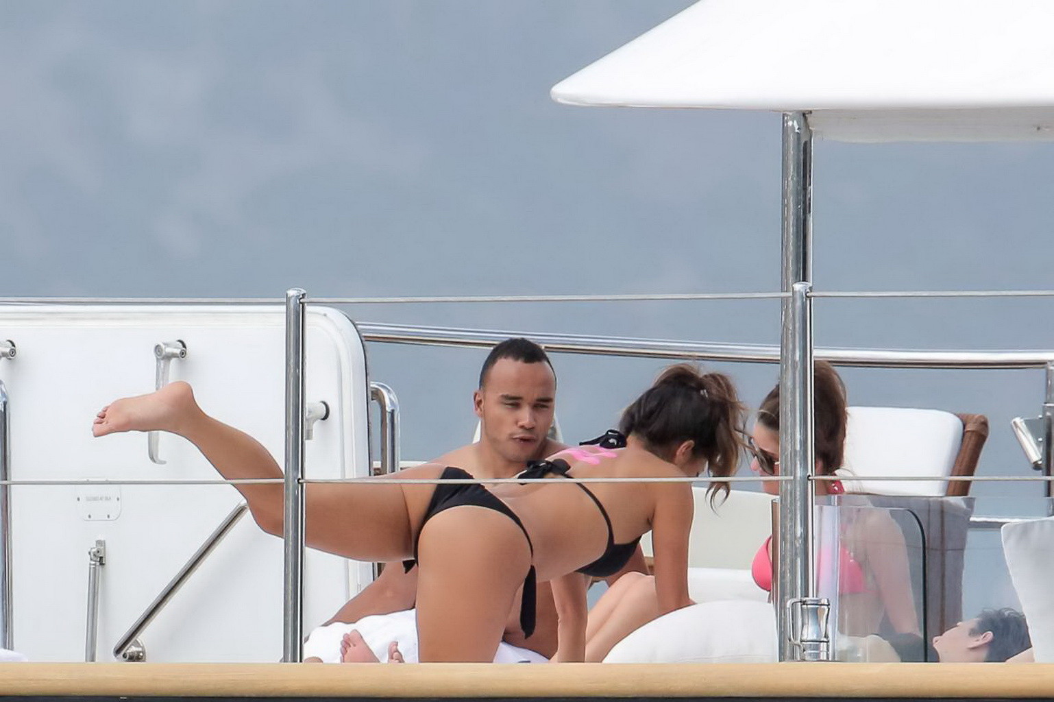 Nicole scherzinger zeigt ihren saftigen Arsch im schwarzen Bikini beim Stretching auf einer #75195582