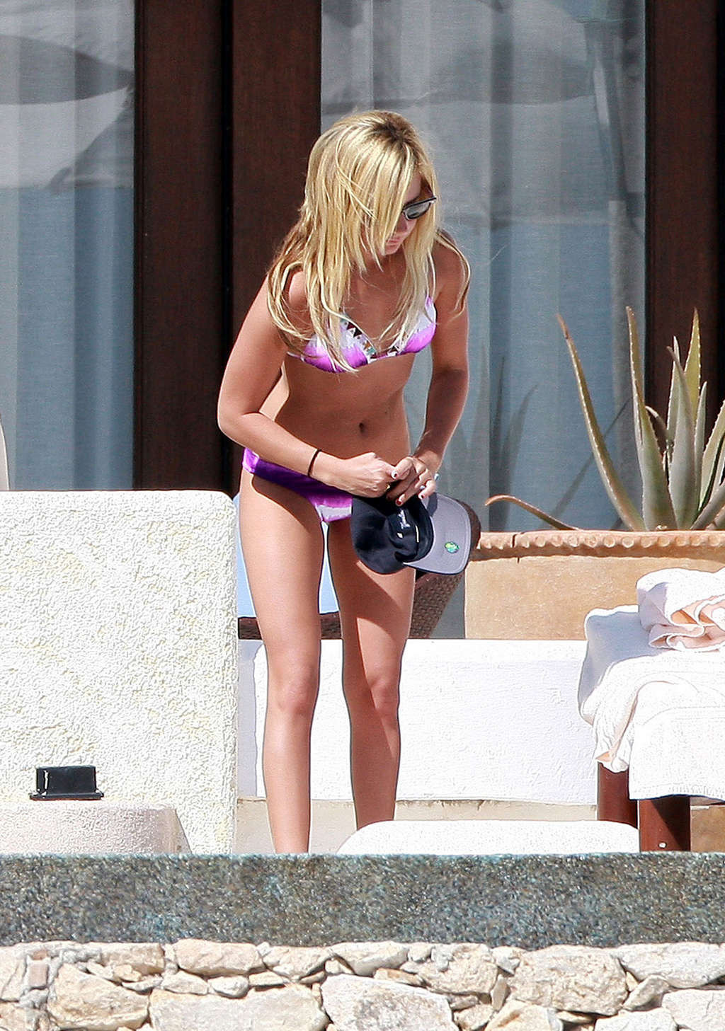 Ashley tisdale montrant son beau et sexy corps en bikini sur la plage
 #75373592
