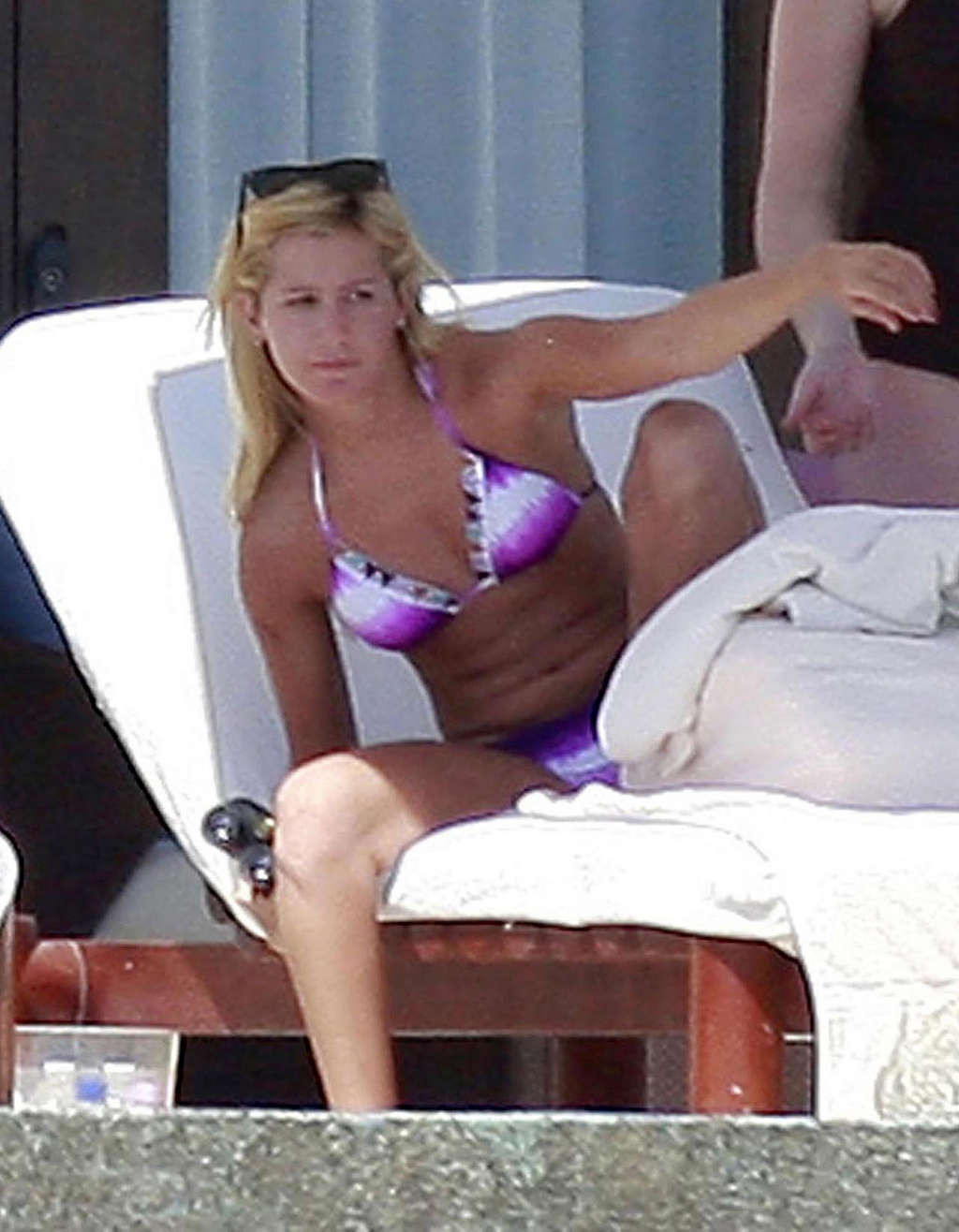 Ashley tisdale montrant son beau et sexy corps en bikini sur la plage
 #75373616