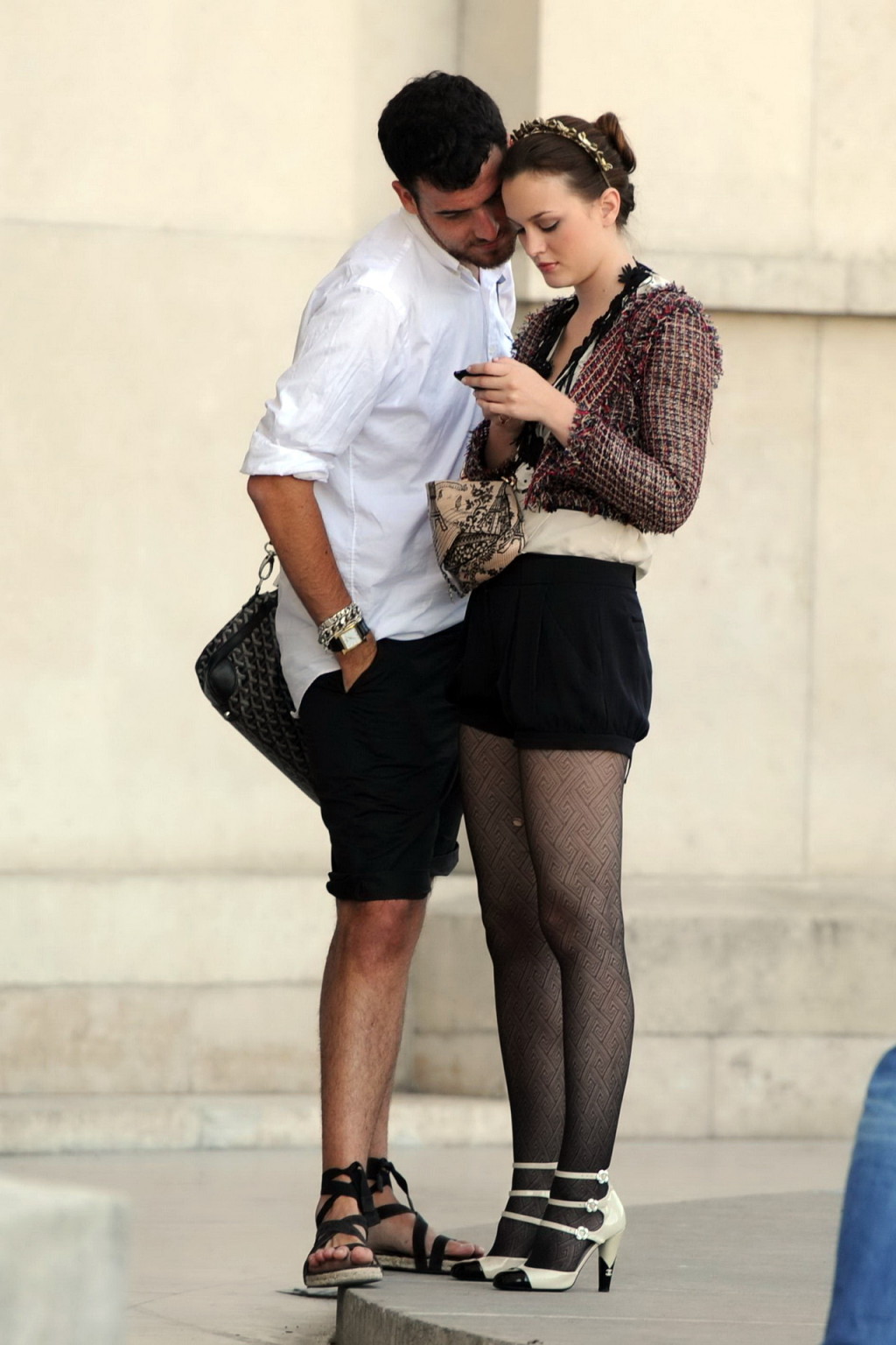 Leighton Meester con piernas en el set de Gossip Girl en París
 #75342064