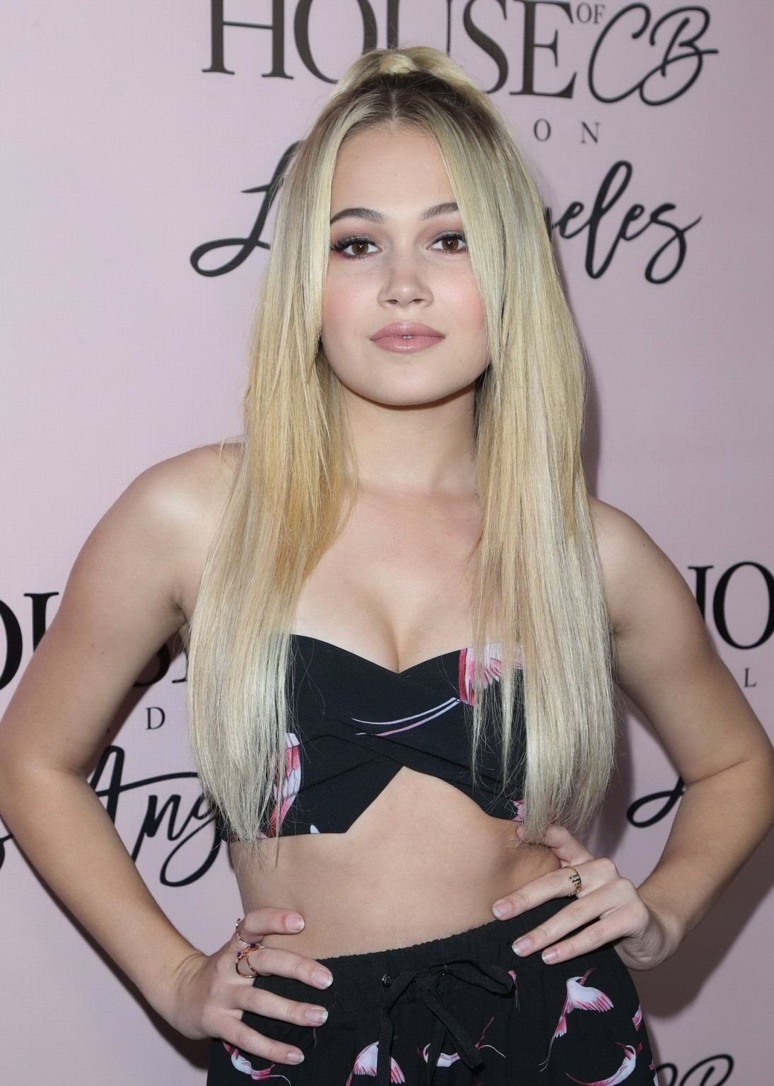 Kelli berglund zeigt ihre großen Brüste in winzigem Top und Hose
 #79486628